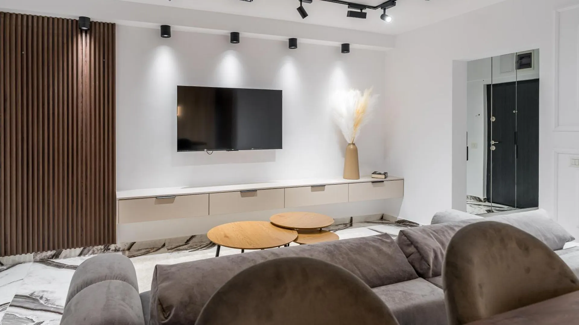 Ultra-Modern Luxury Apartment - Spacious & Elegant 布加勒斯特